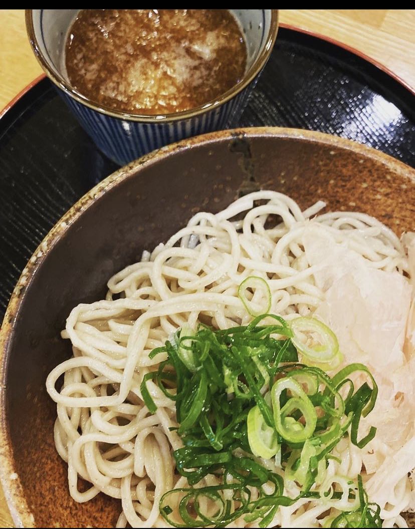 Fideos soba en caldo con cebolleta
