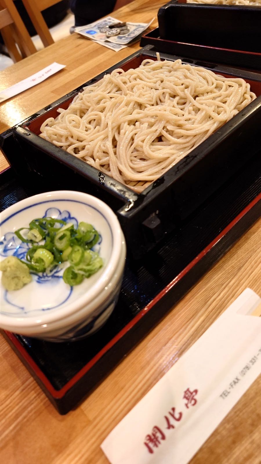 Fideos soba servidos con condimentos