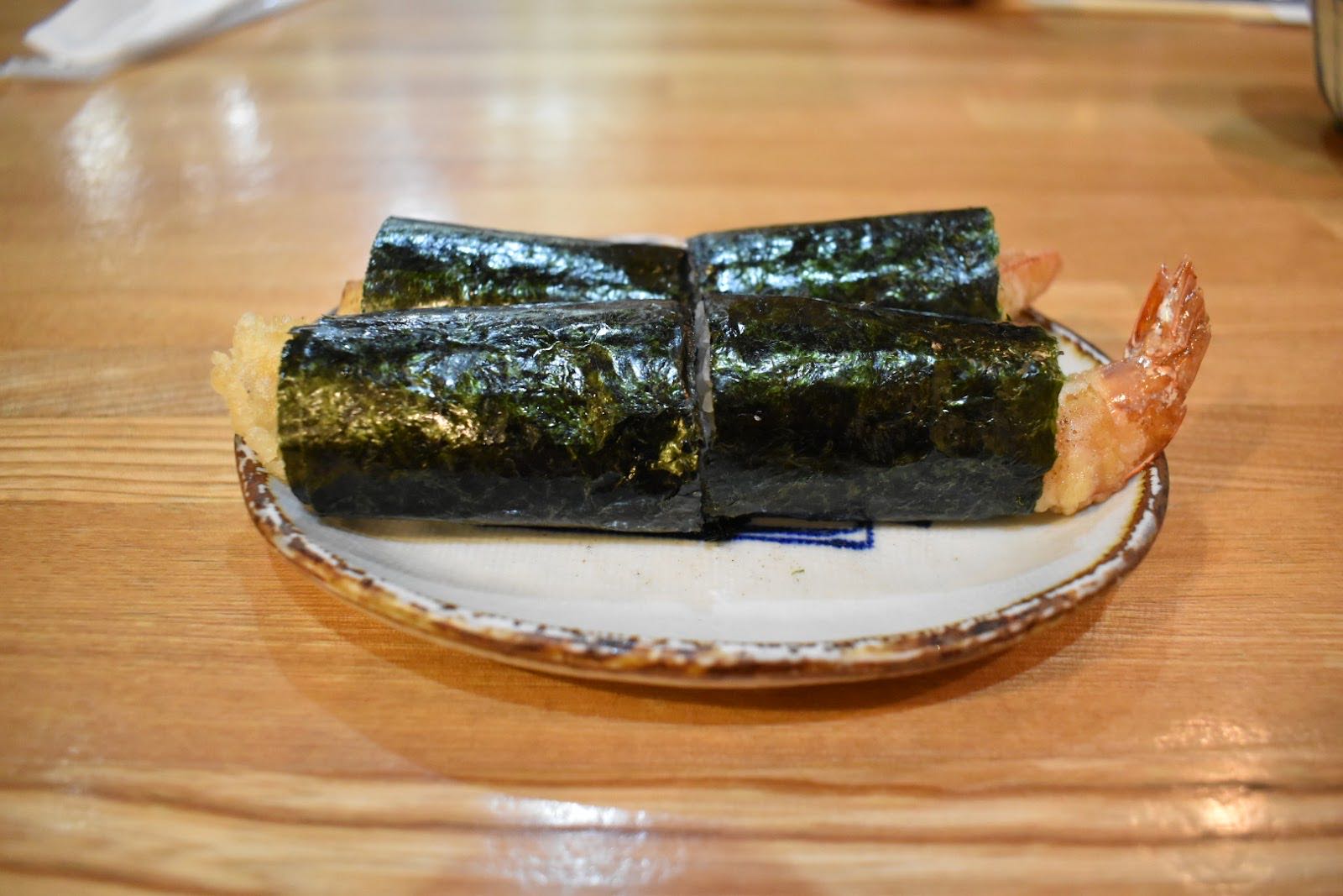 Un plato de rollos nori y langostino